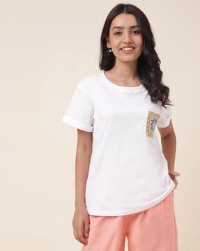 round-neck t-shirt with embroidered pocket