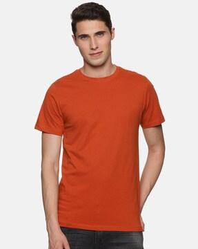 round-neck t-shirt with short sleeves