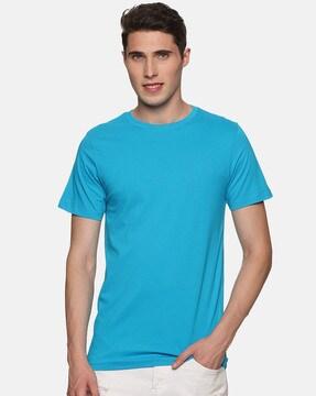 round-neck t-shirt with short sleeves