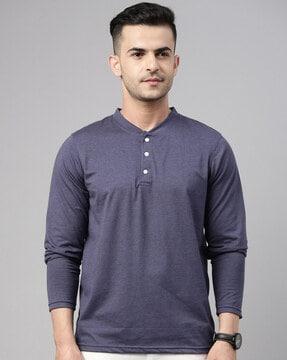 round-neck t-shirt with short sleeves