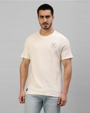 round-neck t-shirt with short sleeves