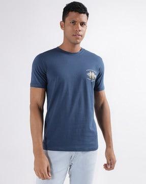 round-neck t-shirt with short sleeves