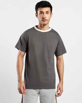 round-neck t-shirt with short sleeves