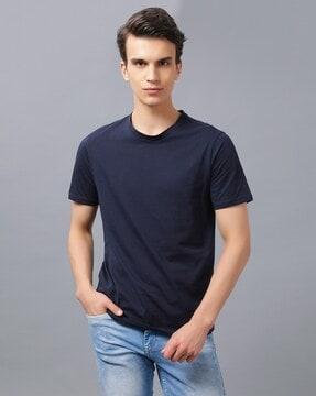 round-neck t-shirt with short sleeves