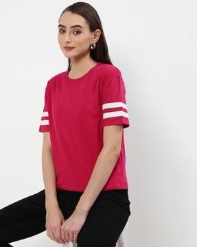 round-neck t-shirt with striped sleeves