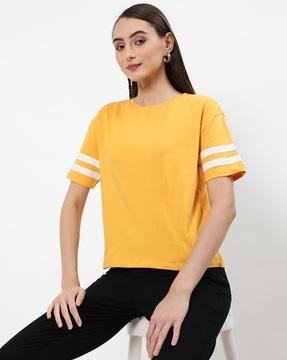 round-neck t-shirt with striped sleeves