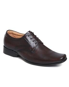 round-toe derbys with lace-fastening