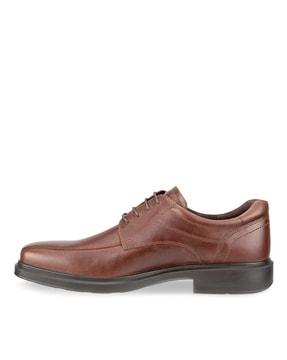 round-toe-oxfords-with-lace-fastening