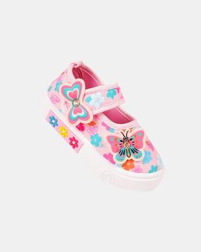 round-toe shoes with butterfly applique