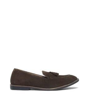round-toe slip-on loafers with tassels