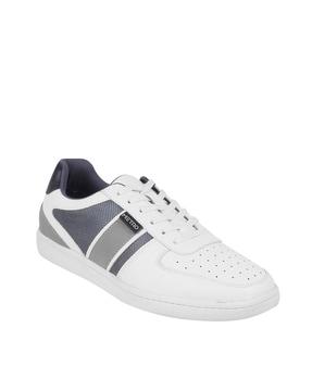 round-toe-sneakers-with-lace-fastening