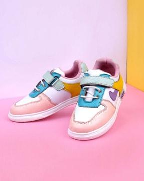 round-toe sneakers with velcro fastening