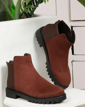 round-toe ankle-length boots with zip-closure
