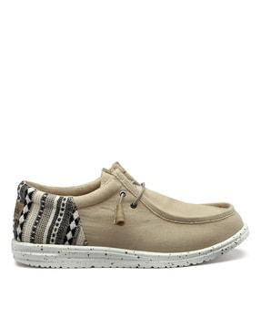 round-toe casual shoes with lace fastening