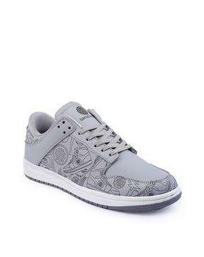 round-toe casual shoes with lace fastening