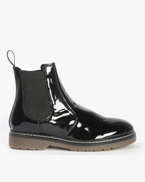 round-toe chelsea boots