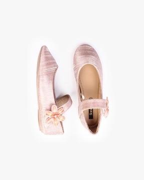 round-toe flat shoes with velcro fastening