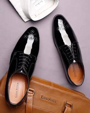 round-toe lace fastening derbys