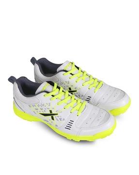 round-toe lace-up cricket shoes