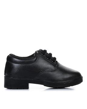 round toe lace-up shoes