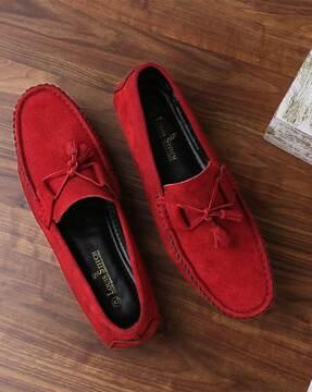 round-toe slip-on loafers with tasselled accent
