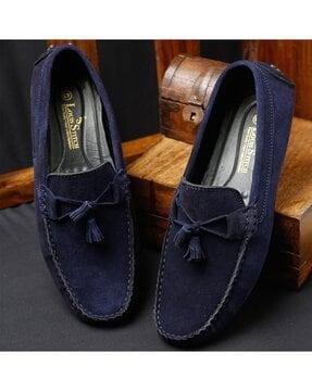 round-toe slip-on loafers with tassels
