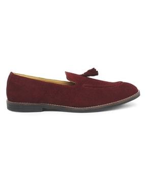 round-toe slip-on mocassins with tasseled accent
