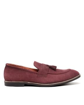 round-toe slip-on mocassins with tasseled accent