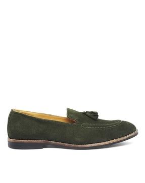 round-toe slip-on mocassins with tasseled accent