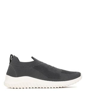 round-toe slip-on running shoes