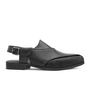 round-toe slip-on sandals with buckle fastening