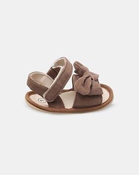 round-toe slip-on sandals with velcro fastening