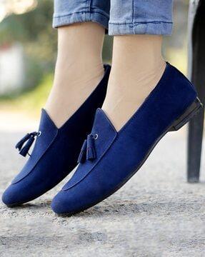 round-toe slip-on shoes with tassels