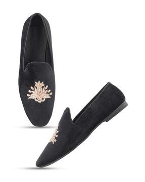 round-toe slip-on shoes