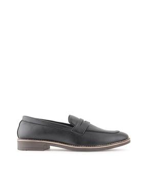 round-toe slip-on shoes