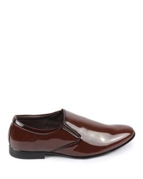 round-toe slip-on shoes