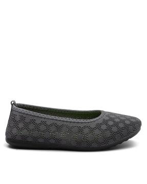 round-toe slip-on shoes