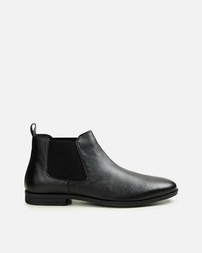 round-toe slip-on shoes