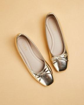 round-toe slip-on shoes