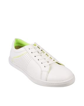 round-toe sneakers with lace fastening