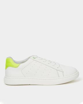 round-toe sneakers with lace-fastening