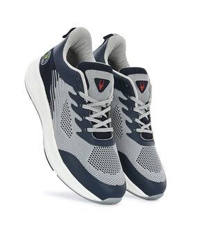 round-toe sports shoes with lace-fastening