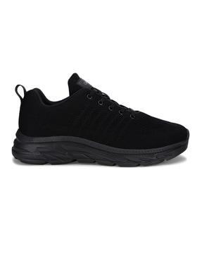 round-toe sports shoes with lace fastening
