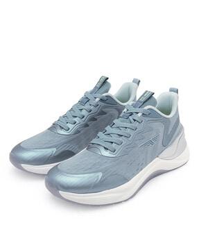 round-toe sports shoes with lace-fastening