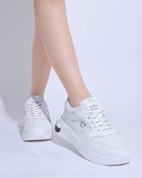 round-toe sports shoes with lace fastening