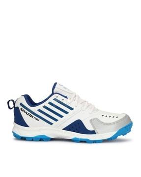 round-toe sports shoes with lace fastening