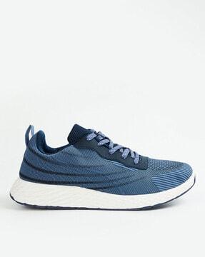 round-toe sports shoes with lace fastening