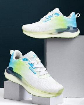 round-toe sports shoes with lace fastening