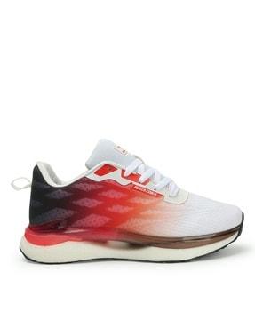 round-toe sports shoes with lace fastening