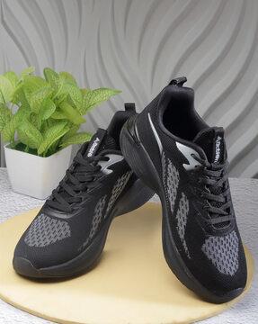 round-toe sports shoes with lace fastening